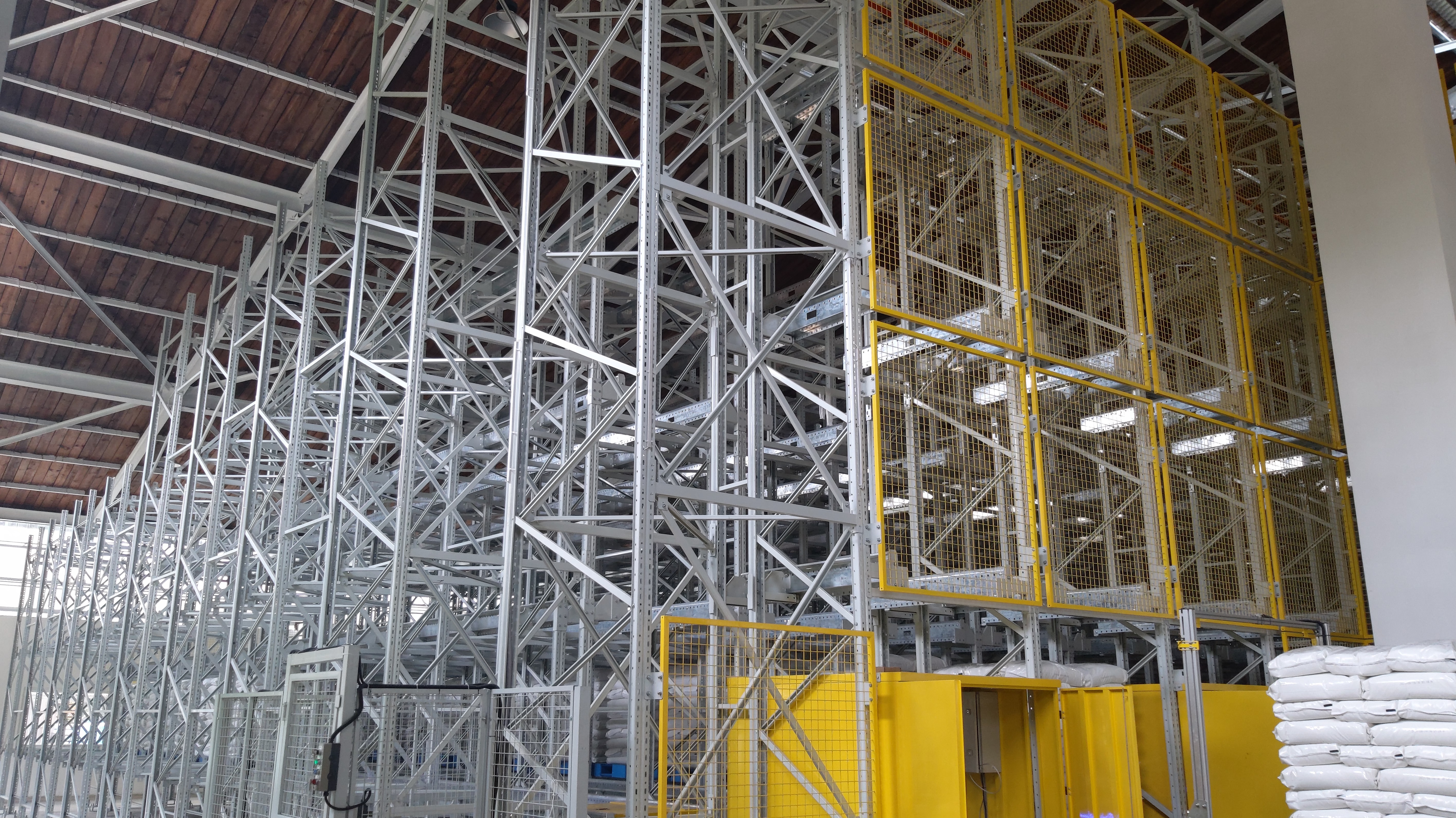 四向穿梭車核心優勢解析及應用場景